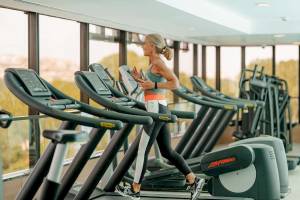 Eine ältere Frau läuft auf einem Laufband im Fitnessstudio des Novotel Paris Tour Eiffel.