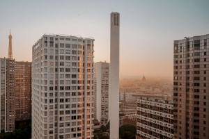 Blick auf mehrere Hochhäuser in Paris, darunter das Novotel Paris Tour Eiffel, bei Sonnenuntergang.