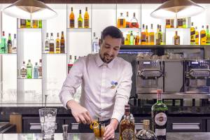 Ein Barkeeper bereitet einen Cocktail in der Hotelbar des Novotel Paris Tour Eiffel zu.