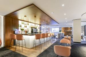 Innenansicht der Bar im Novotel Paris Tour Eiffel mit Barhockern und Theke