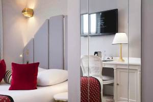 Ein modernes Hotelzimmer mit einem Bett, Dekor und Möbeln von Victor Hugo Paris Kléber.