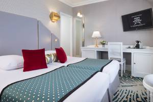 Doppelbettzimmer im Hotel Victor Hugo Paris Kléber mit modernen Möbeln und Dekor.