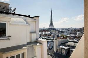 Blick auf den Eiffelturm von der Dachterrasse des Hotels Victor Hugo Paris Kléber.