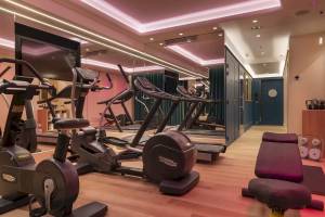 Fitness-Center im Hotel Victor Hugo Paris Kléber mit Technogym-Geräten und spiegeln Wänden