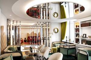 Innenansicht der Lobby im Victor Hugo Paris Kléber Hotel mit modernen Möbeln und Dekor.