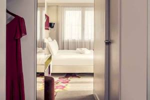 Schlafzimmer im Mercure Paris Bercy Bibliothèque Hotel mit Bett, Fenstern und Dekor