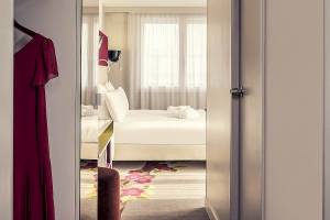 Innenansicht eines Schlafzimmers im Mercure Paris Bercy Bibliothèque Hotel mit Bett, Fenstern und Dekor
