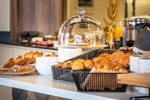 Frühstücksbuffet im Mercure Paris Bercy Bibliothèque mit Brötchen, Toast und Kaffee