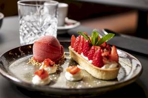 Dessertteller mit Erdbeeren und Sorbet im Mercure Paris Bercy Bibliothèque