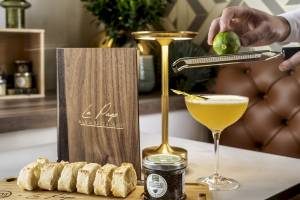 Ein Cocktail wird im Mercure Paris Bercy Bibliothèque zubereitet, mit einer Zitrone und einer Garnitur.