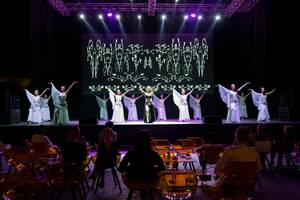 Bühnenshow mit Tänzerinnen im Titanic Mardan Palace Hotel.