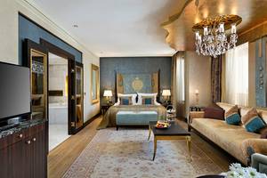 Hotelsuite Zimmer mit Bett, Sofa und Kristallleuchter im Titanic Mardan Palace.