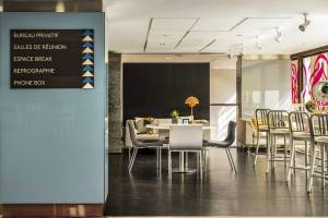Innenbereich des Mercure Paris Centre Tour Eiffel Hotels mit modernem Design und eingerichteten Bereichen.