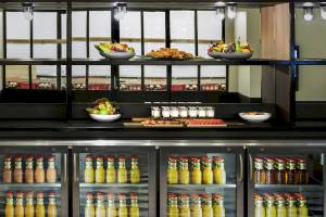 Frühstücksbuffet im Mercure Paris Centre Tour Eiffel Hotel mit verschiedenen Obstsorten und Getränken.