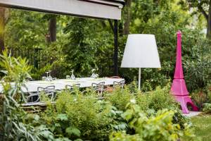 Außenbereich des Mercure Paris Centre Tour Eiffel mit Tisch, Stühlen und Gartendeko