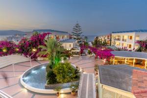 Atrium Ansicht des Hydramis Palace Beach Resorts mit Blumen und Bäumen.