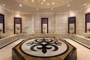 Innenansicht der Sauna im Titanic Mardan Palace Hotel mit Marmorboden und dekorativen Wandelementen.