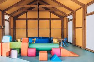 Spielzimmer im Iberostar Waves Pinos Park mit bunten Bausteinen und Tischen.
