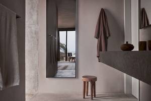 Casa Cook El Gouna Duschraum mit Spiegel und Holzhocker.
