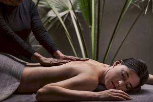 Eine Frau genießt eine Massage im Hotel Casa Cook El Gouna.