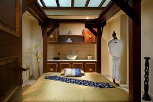 Hotelzimmer mit Bett und Bad im Titanic Mardan Palace.