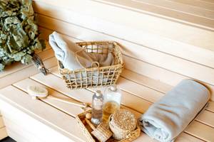 Sauna in Luxushotel mit gefüllten Körben und Handtüchern