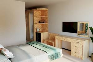 Das Schlafzimmer der Sunrise Queen Luxury Hotel Suite mit Bett, Schreibtisch, Spiegel und Pflanzen.