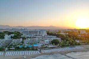 Luftaufnahme des Sunrise Queen Luxury Hotels am Strand bei Sonnenuntergang
