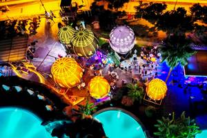 Luftballon-Party im Freien am Abend beim Sunrise Queen Luxury Hotel.