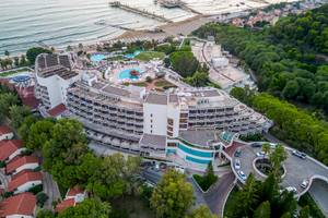 Luftaufnahme des Sunrise Queen Luxury Hotel mit mehreren Swimmingpools und einer Küstenlinie im Hintergrund.