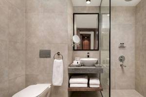 Badezimmer im Serry Beach Resort mit Toilette, Waschbecken und Dusche.