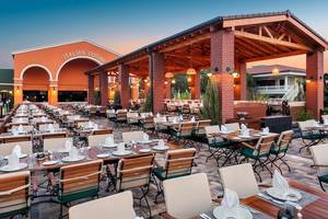 Terrasse des Mardan Palace Hotels mit italienischen Restaurant im Hintergrund