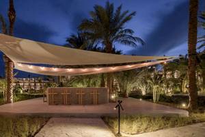 Serry Beach Resort Außenbereich bei Nacht mit Beleuchtung, Loungebereich und Palmen.