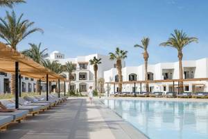 Serry Beach Resort mit Pool und Loungebereich im Freien, Frauen entspannen auf Liegen.