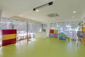 Kinderzimmer im Dobedan Exclusive Hotel & Spa Belek mit bunten Möbeln und grünem Boden.