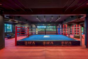 Boxring im Dobedan Exclusive Hotel & Spa Belek mit roten und blauen Ringpfosten.