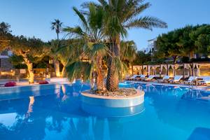 Mykonos Theoxenia Boutique Pool mit Liegen und Palmen