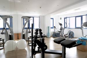 Fitnessraum des Mykonos Theoxenia Boutique Hotels mit diversen Trainingsgeräten.