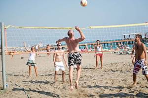 Gäste spielen Volleyball am Strand des Limak Atlantis Deluxe Hotel & Resort.