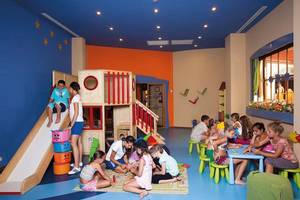 Kinderspielzimmer im Limak Atlantis Deluxe Hotel & Resort mit Spielgeräten und Tischen.