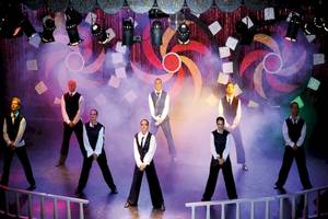 Show-Performance im Limak Atlantis Deluxe Hotel & Resort mit farbiger Beleuchtung und Tänzern.