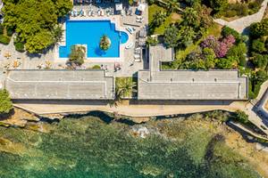 Luftaufnahme des Mykonos Theoxenia Boutique Hotels mit Pool und Meerzugang