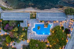 Luftaufnahme des Mykonos Theoxenia Boutique Hotels mit Pool und Liegestühlen
