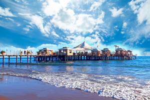 Vonresort Golden Beach Terrasse am Meer mit blauem Himmel und sanften Wellen