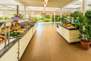 Buffetbereich im VONRESORT Golden Beach mit verschiedenen Salaten, Früchten und einem grünen Gewächs.