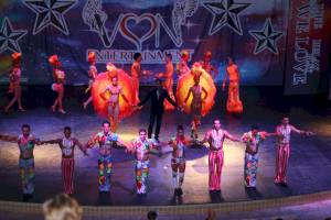 Show-Performance im VONRESORT Golden Beach mit bunten Kostümen und Tänzern.