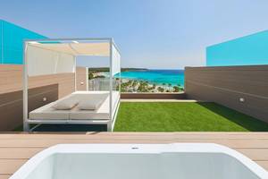 Dachterrasse im Hipotels Mediterraneo mit einem Bett, Pool und Meerblick.