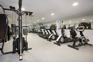 Fitnesscenter im Hipotels Mediterraneo mit Laufbändern, Radtrainern und Kraftgeräten.