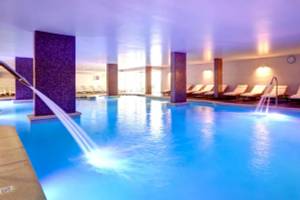 Indoorpool im Hipotels Mediterraneo mit blauem Wasser und Wasserstrahlen