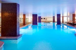 Innenpool im Hipotels Mediterraneo Hotel mit blauem Wasser und geometrischen Säulen